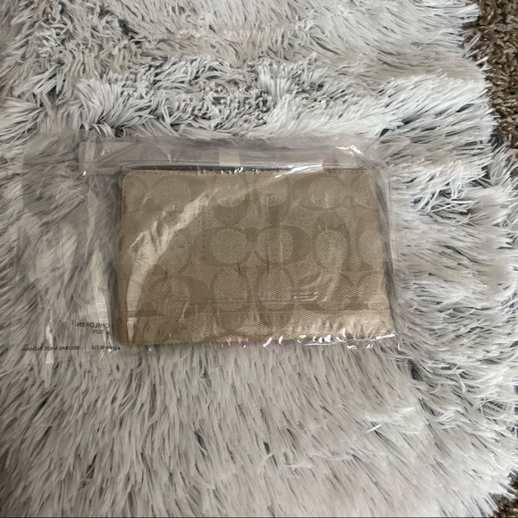 Coach corner zip wristlet! Shipping free!!! 💯 - Picture 2 of 5
